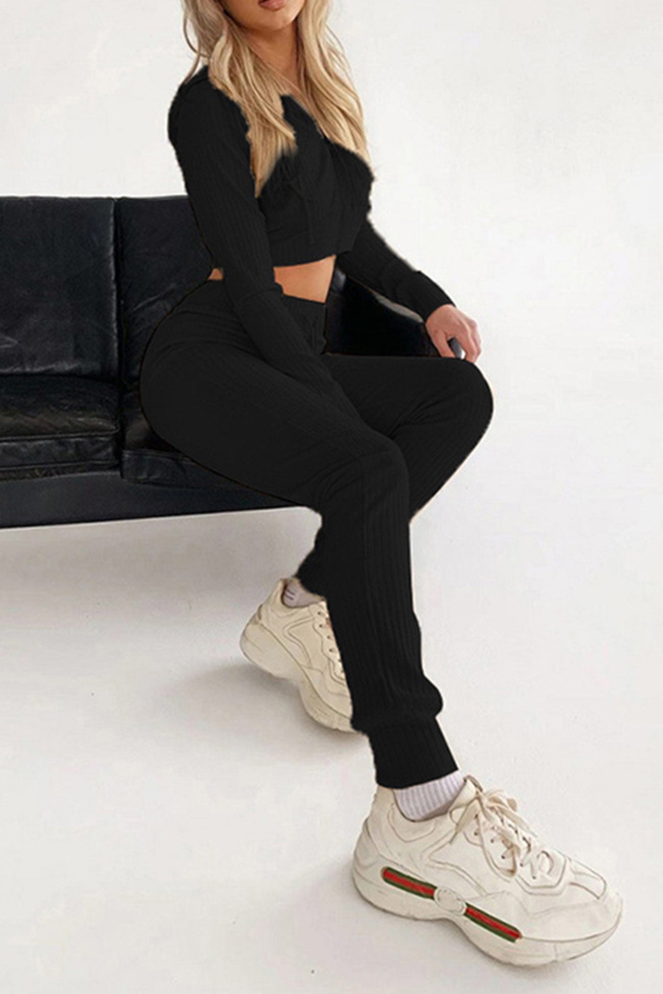 Effortlessly Elegant Pants with a Timeless Design