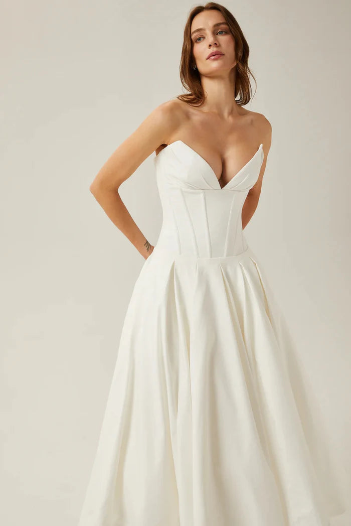 Gracefully Styled Dress for Any Occasion