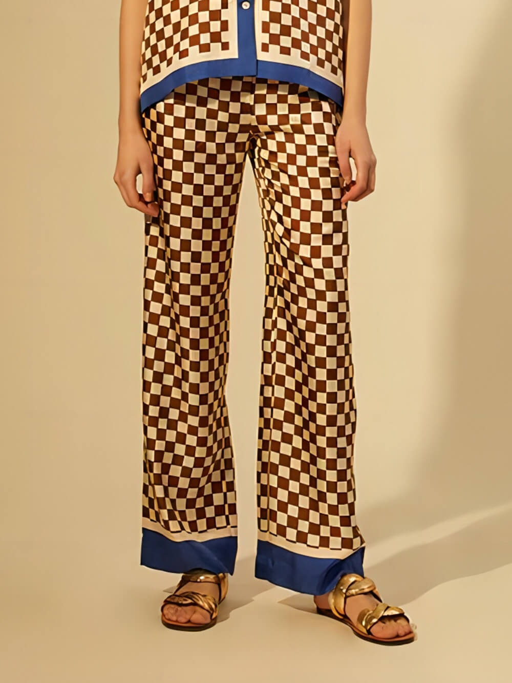 Well Tailored Pants with a Graceful Silhouette