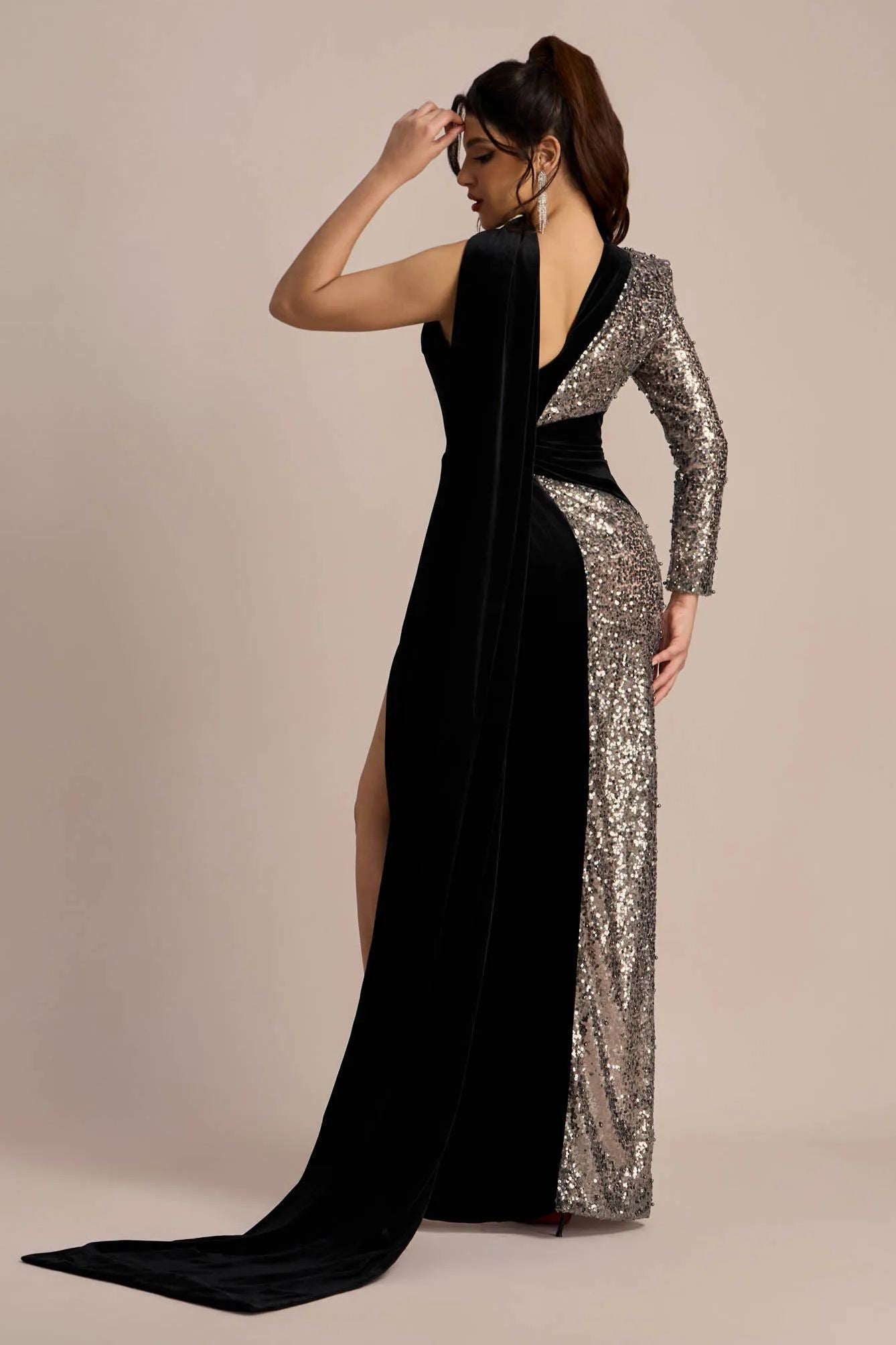 Gracefully Styled Dress for Any Occasion