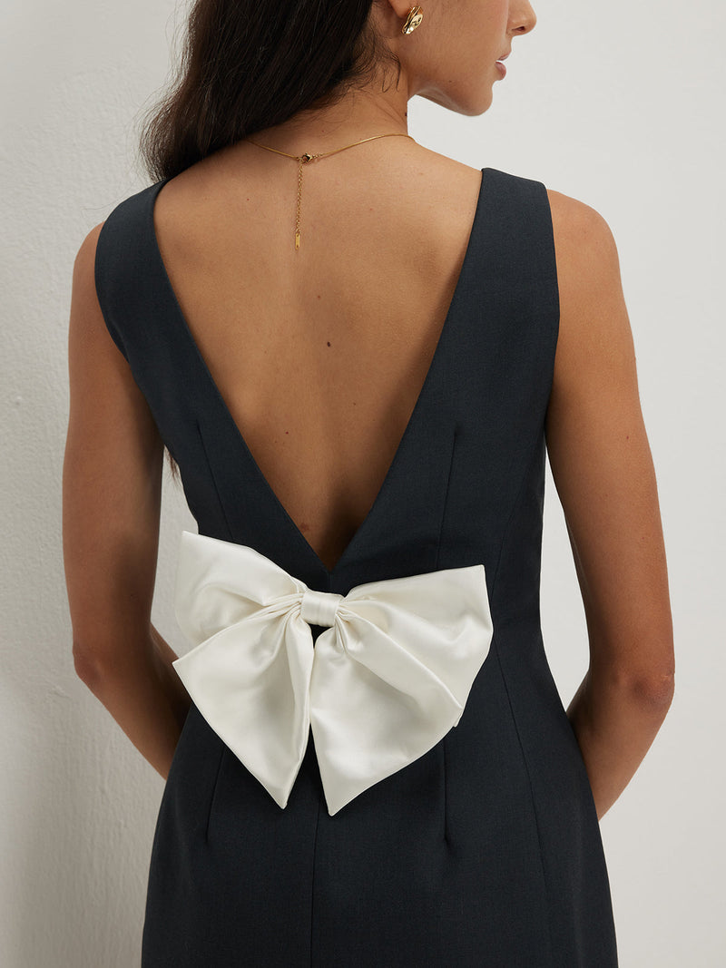 Well Tailored Dress with a Graceful Silhouette