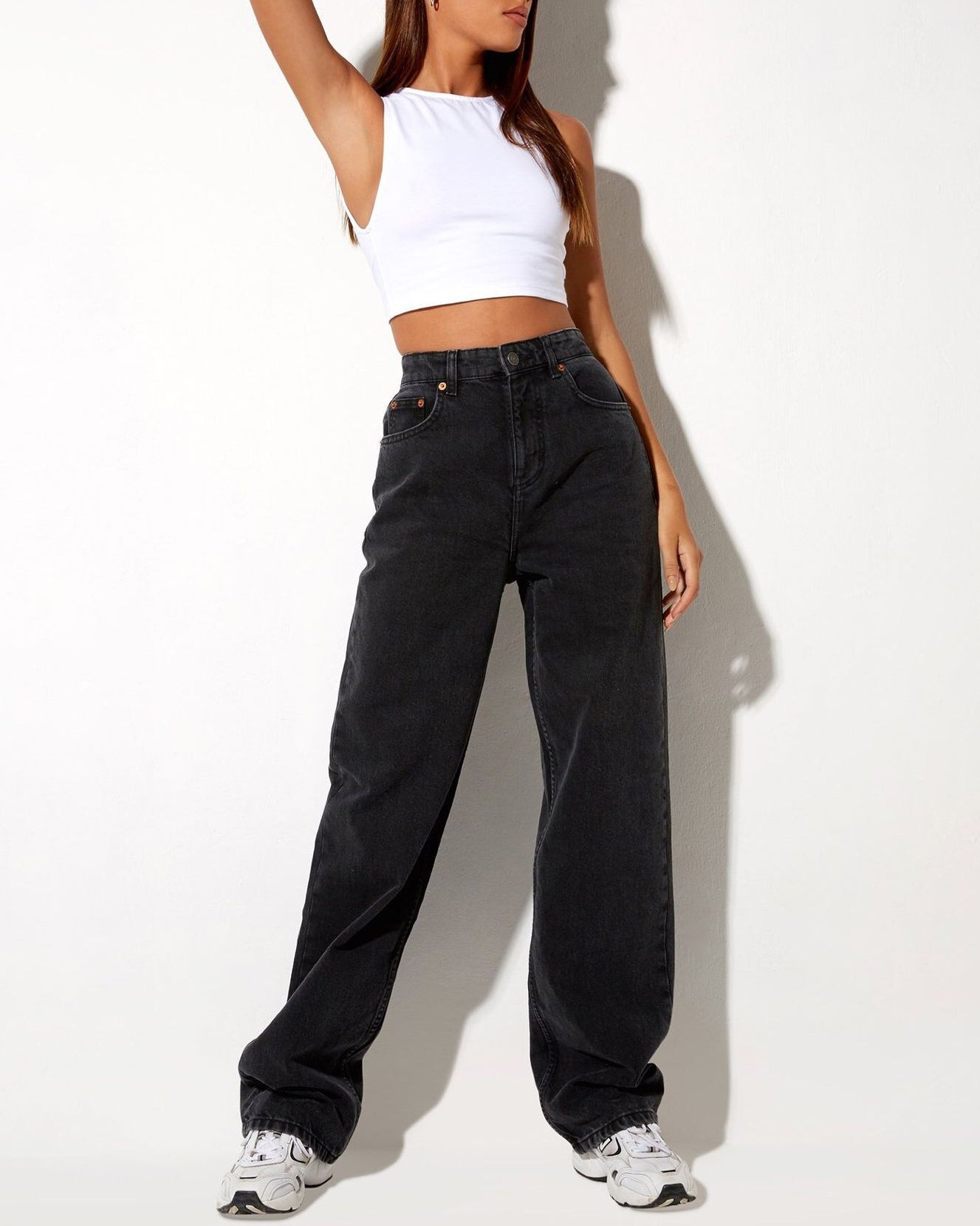 Effortlessly Elegant Pants with a Timeless Design