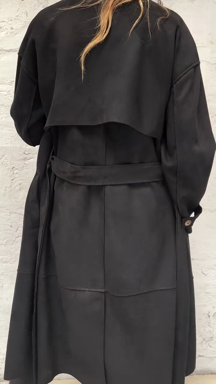 Well Tailored Coat with a Graceful Silhouette