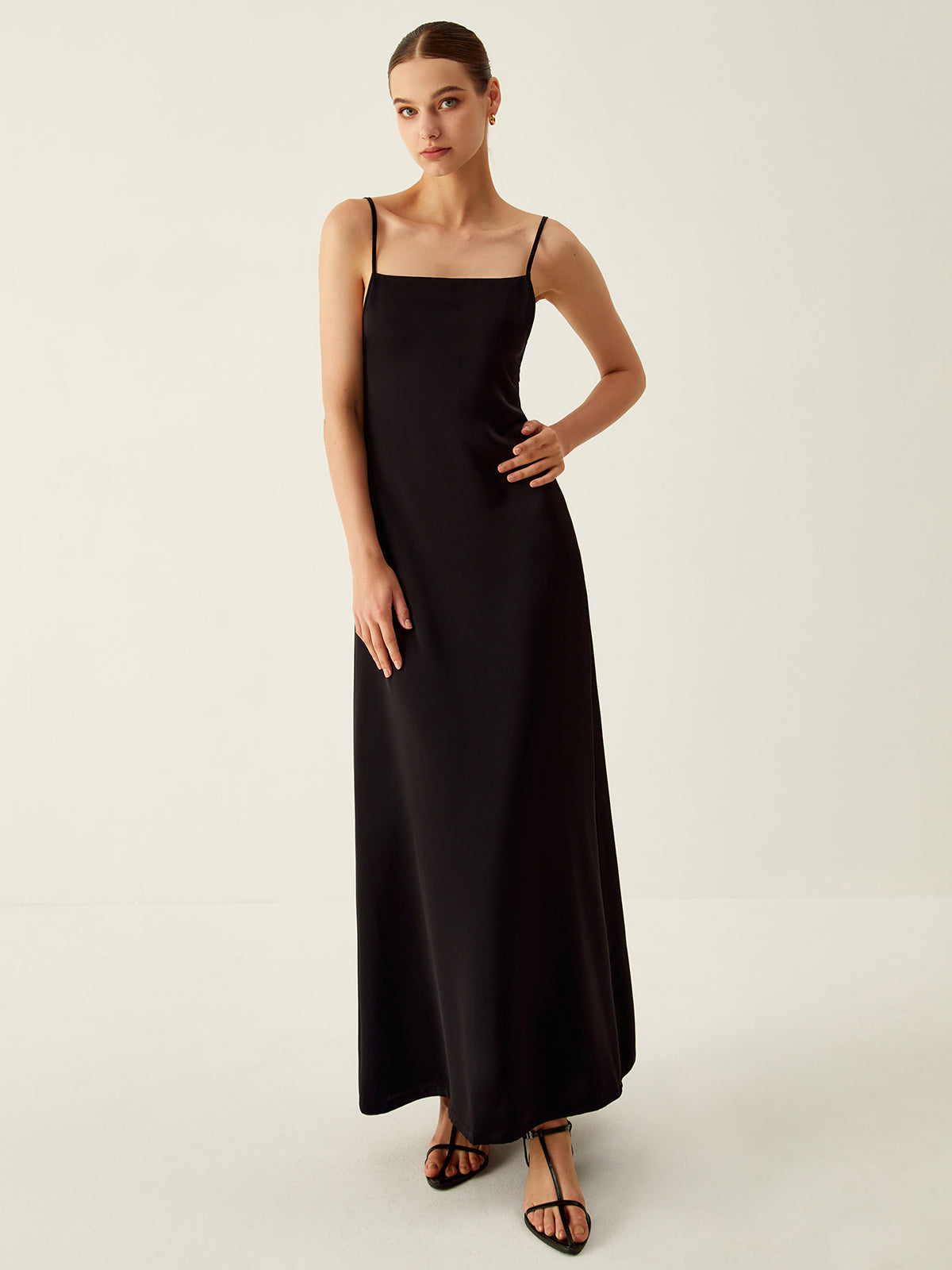 Beautifully Finished Dress in a Timeless Design