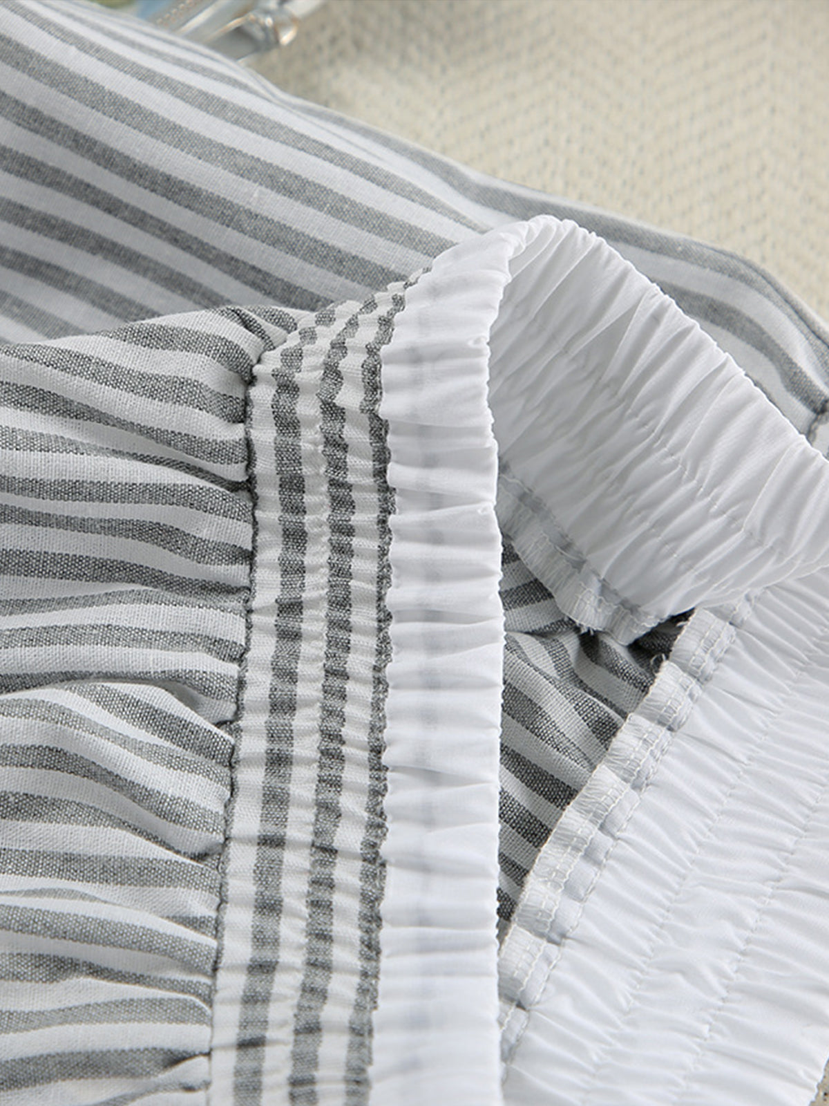 Effortlessly Elegant Pants with a Timeless Design