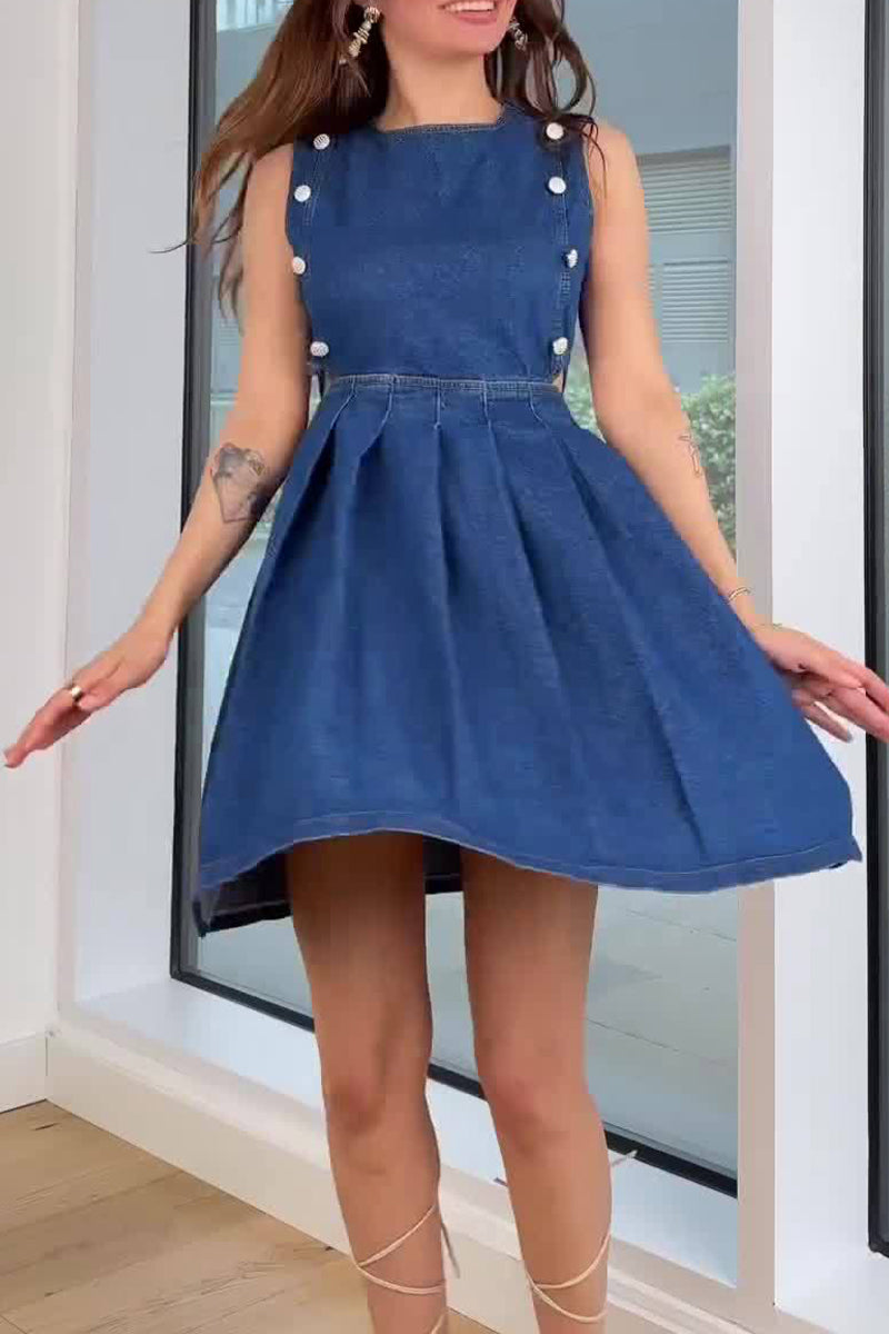 Beautifully Finished Dress in a Timeless Design