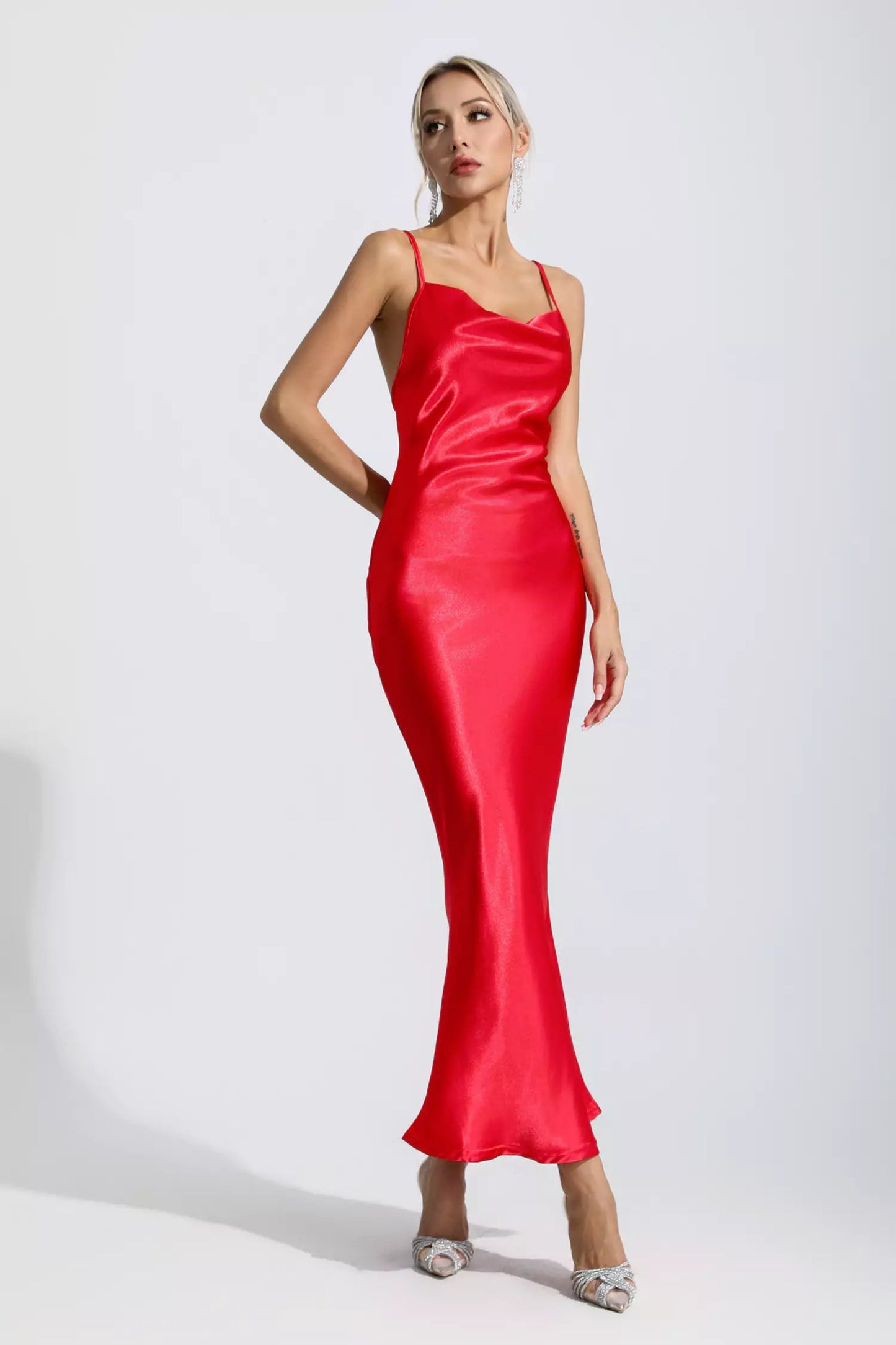 Well Tailored Dress with a Graceful Silhouette
