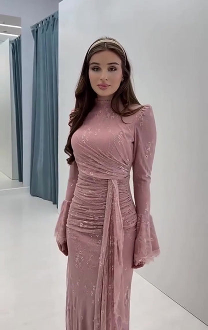 Beautifully Finished Dress in a Timeless Design