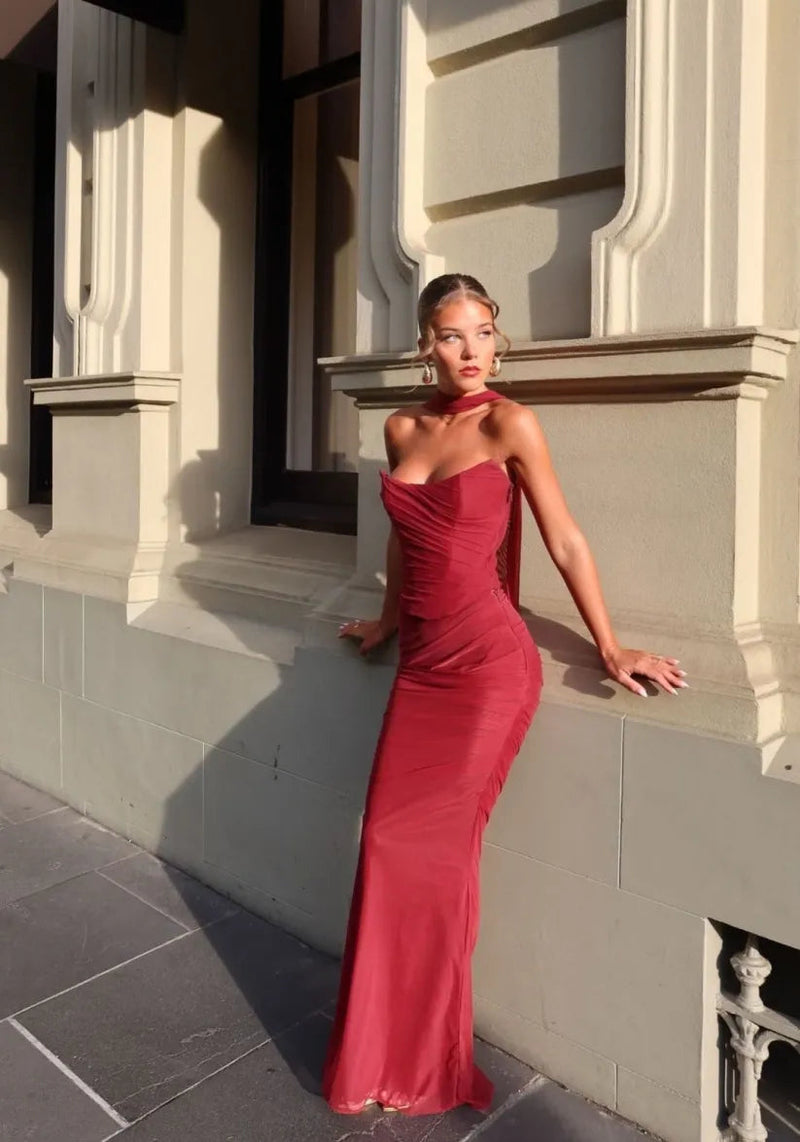 Beautifully Finished Dress in a Timeless Design