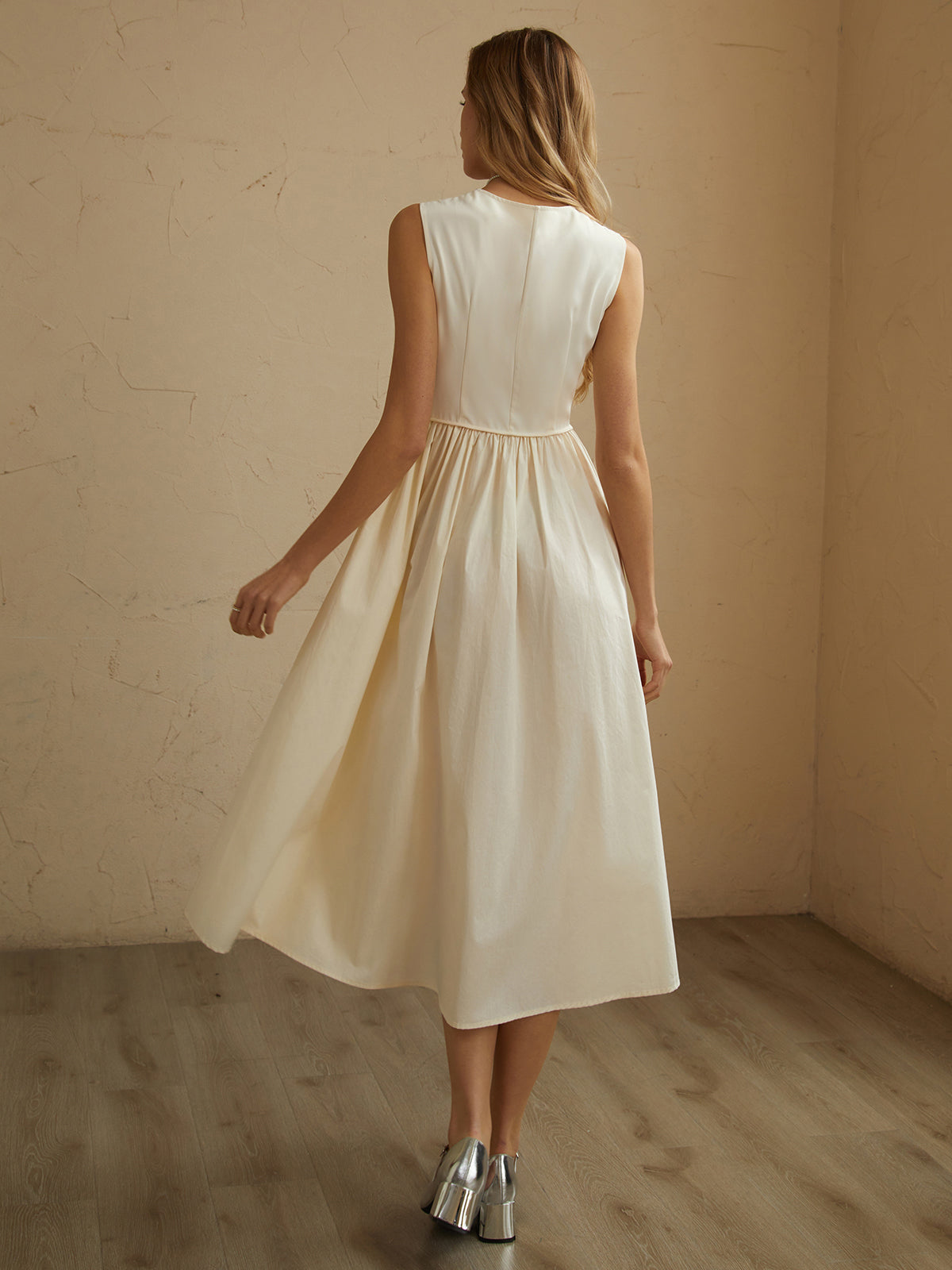 Beautifully Finished Dress in a Timeless Design