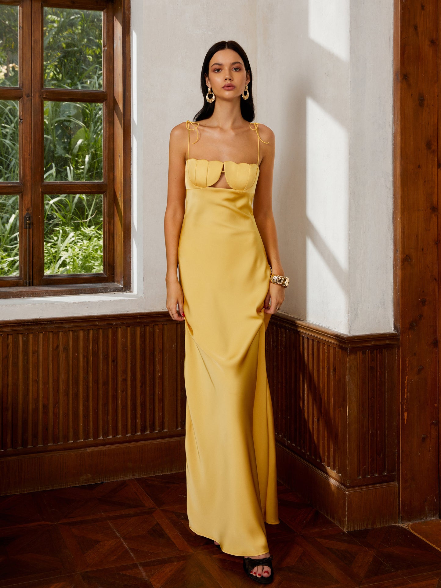 Beautifully Crafted Dress in a Classic Style