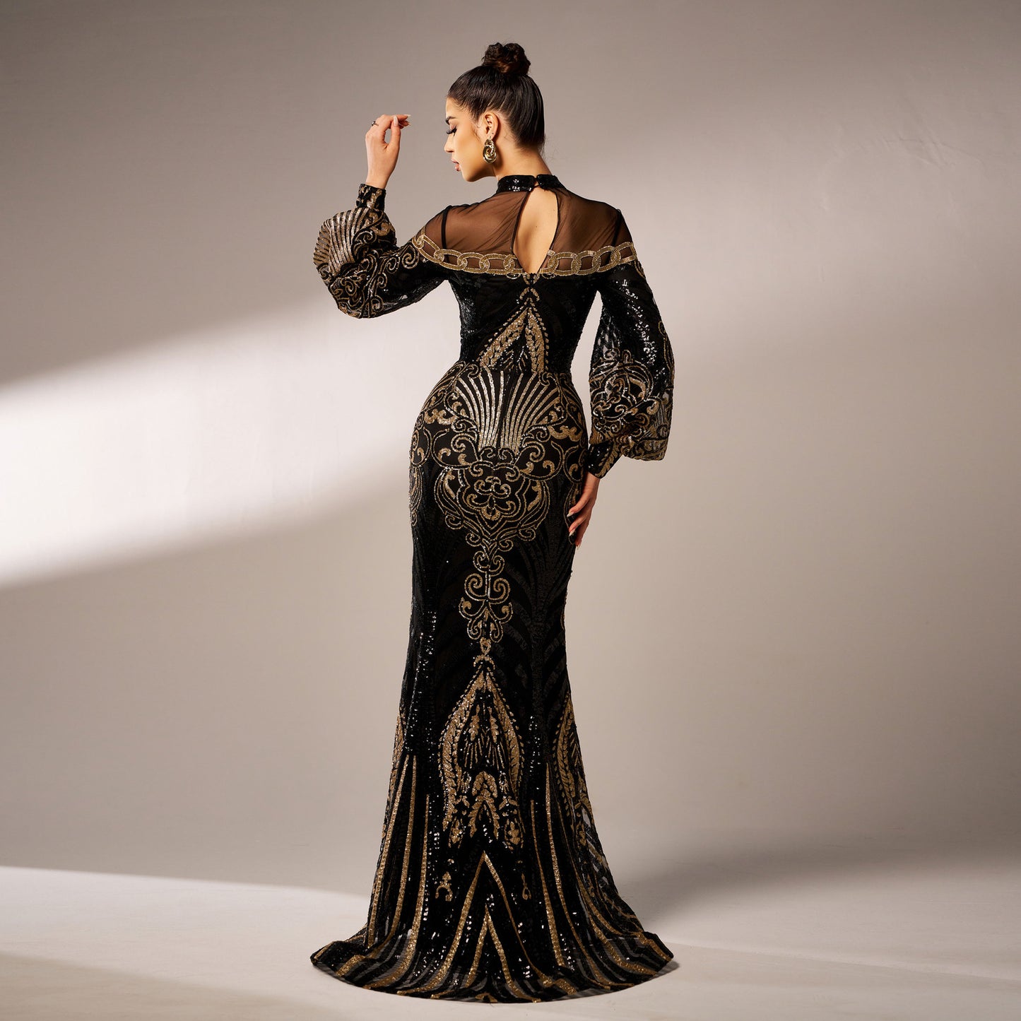 Well Tailored Dress with a Graceful Silhouette