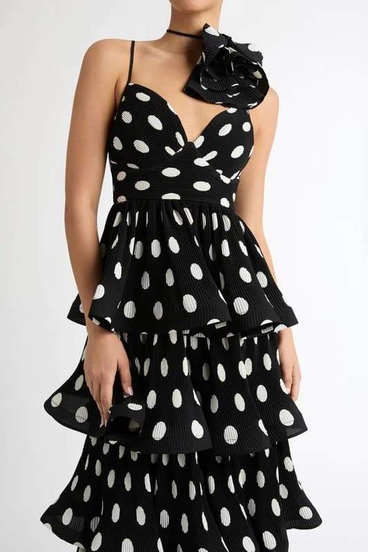 Effortlessly Elegant Dress with a Timeless Design