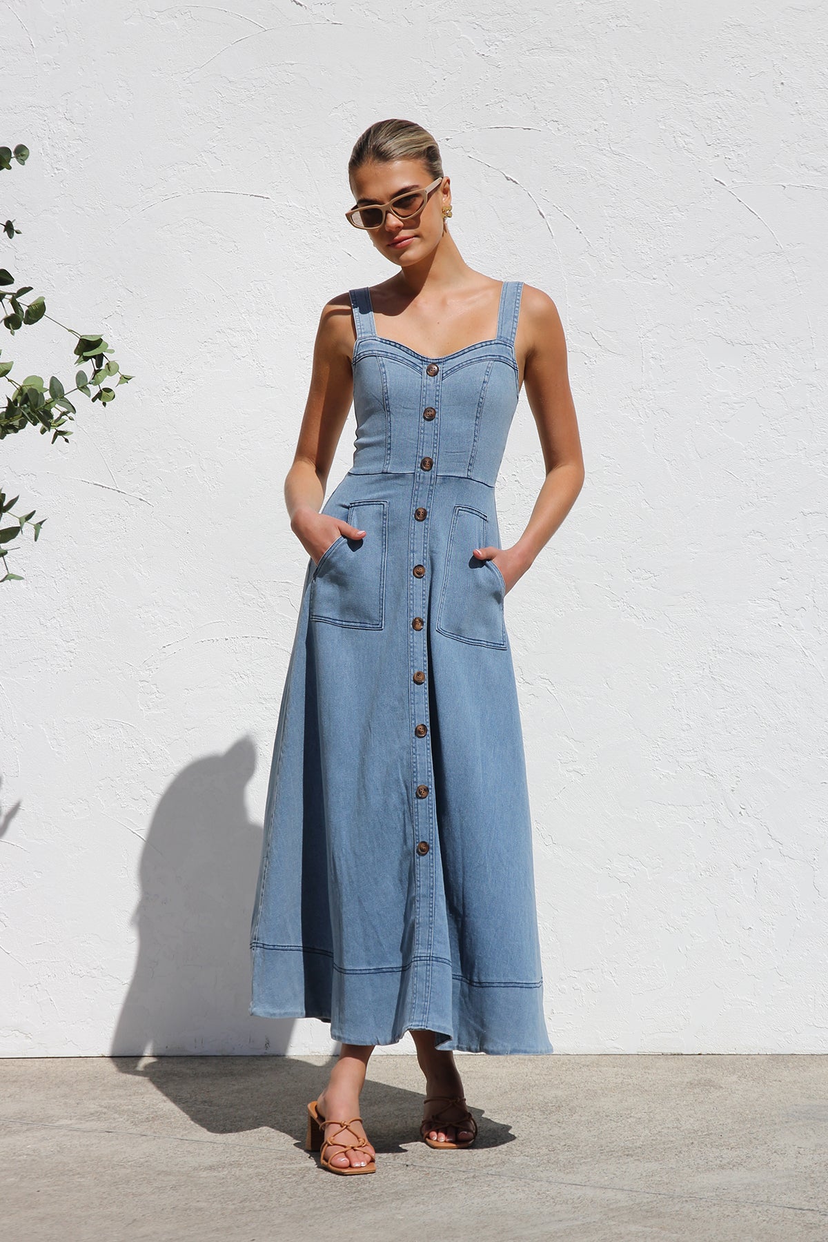 Well Tailored Dress with a Graceful Silhouette