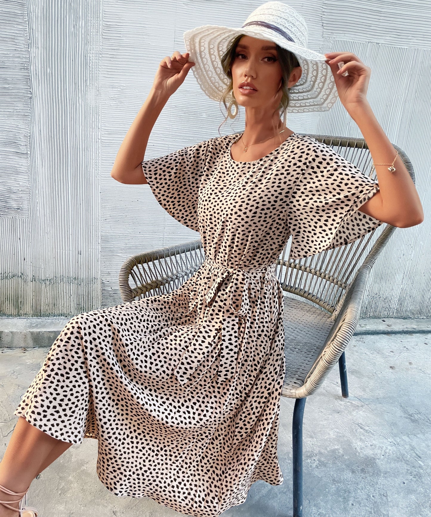 Effortlessly Elegant Dress with a Timeless Design