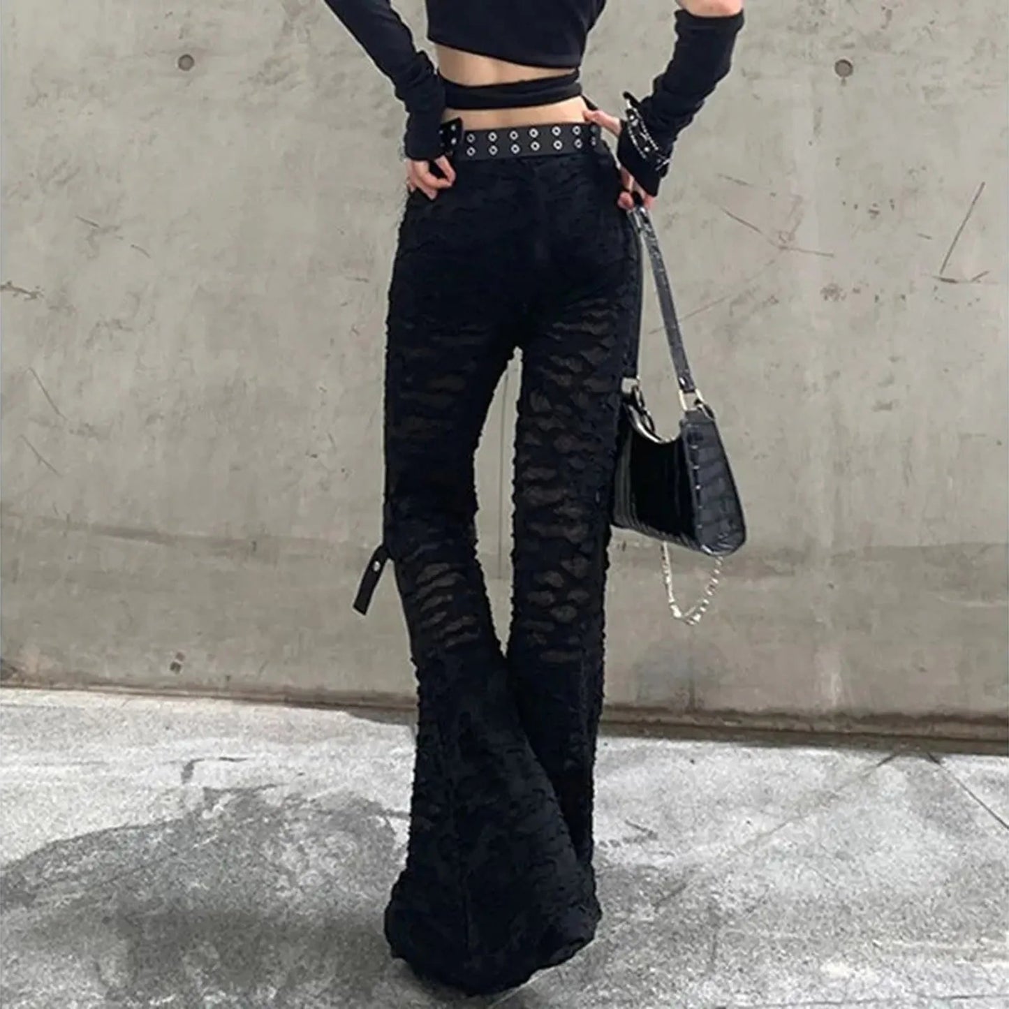 Effortlessly Elegant Pants with a Timeless Design