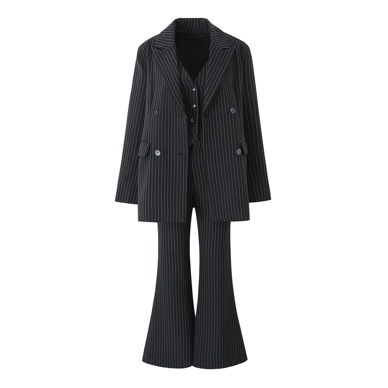 Effortlessly Elegant Pants with a Timeless Design