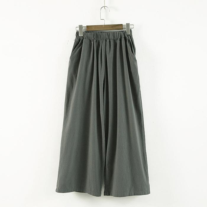 Effortlessly Elegant Pants with a Timeless Design