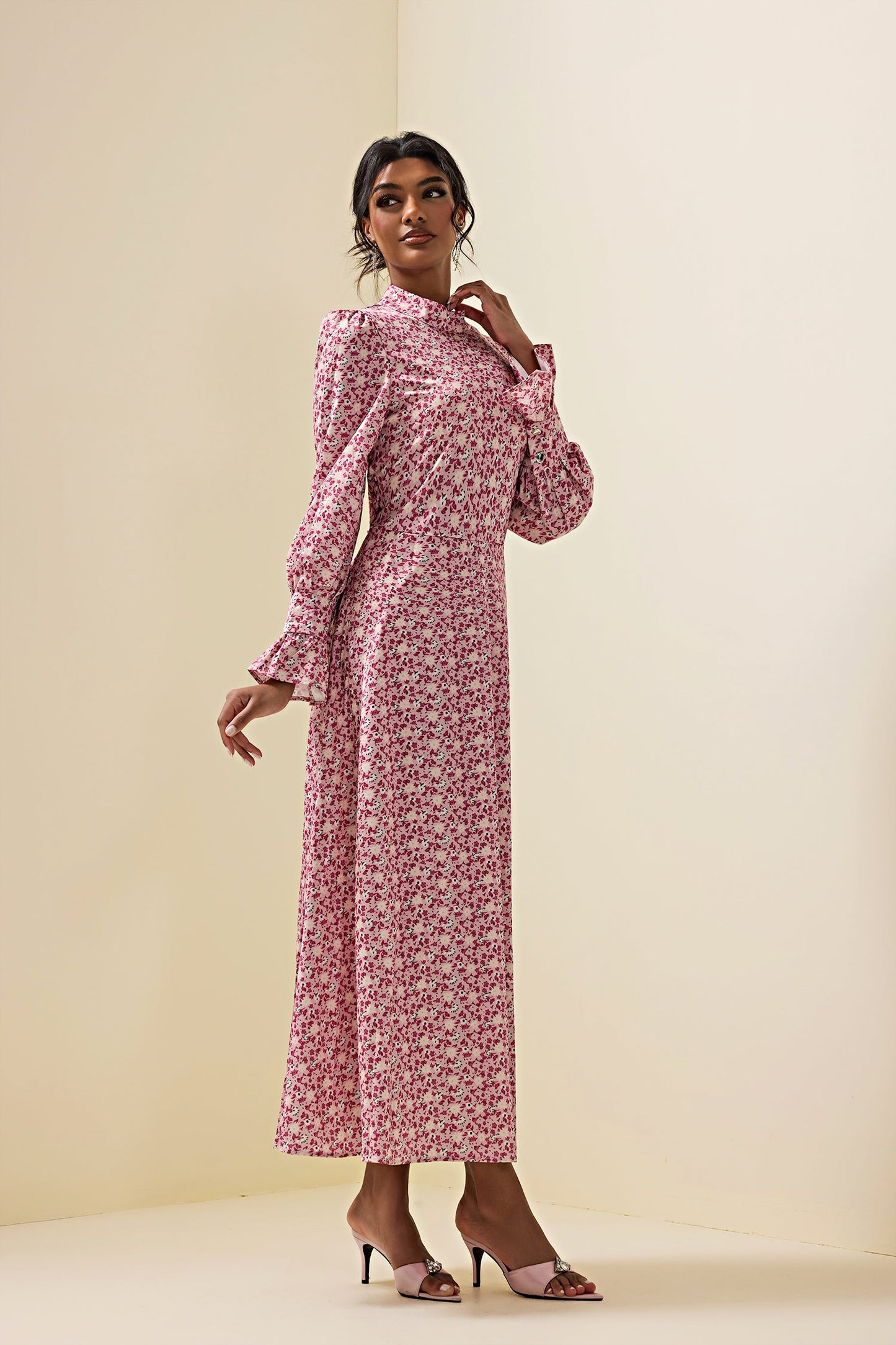 Beautifully Finished Dress in a Timeless Design