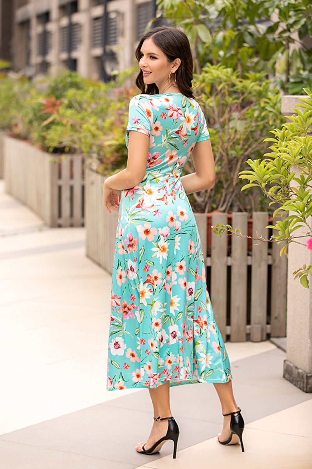 Effortlessly Elegant Dress with a Timeless Design