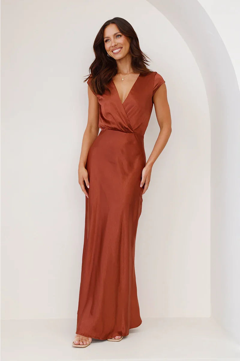 Beautifully Finished Dress in a Timeless Design