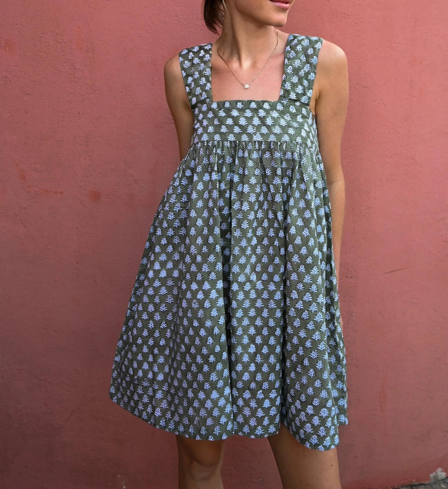 Beautifully Finished Dress in a Timeless Design
