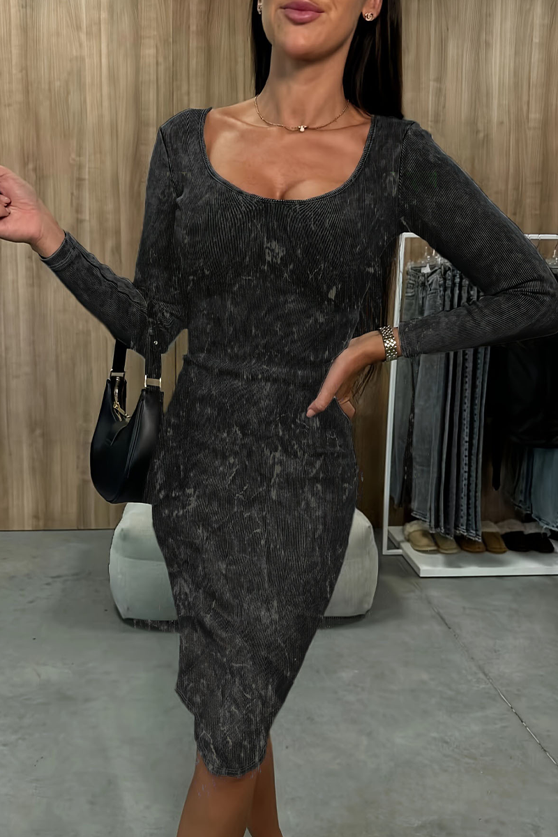Beautifully Finished Dress in a Timeless Design