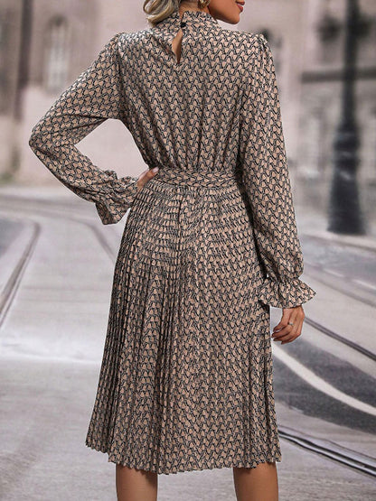 Well Tailored Dress with a Graceful Silhouette