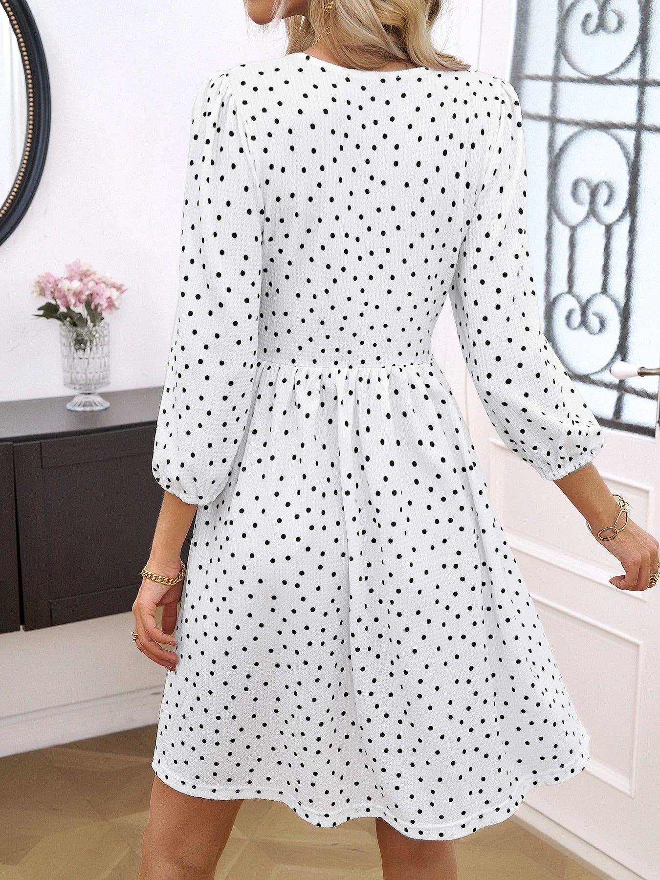 Beautifully Finished Dress in a Timeless Design