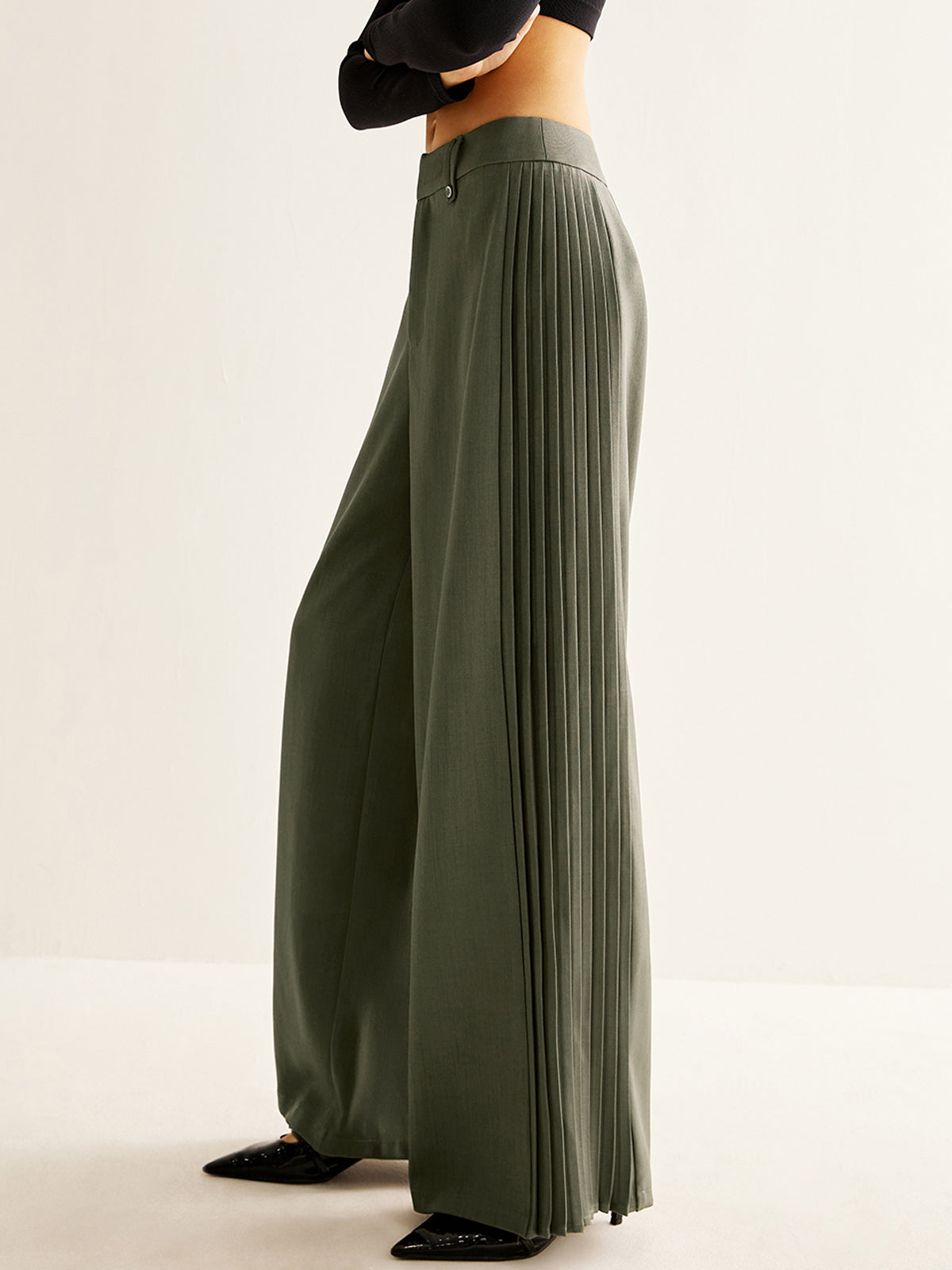 Effortlessly Elegant Pants with a Timeless Design