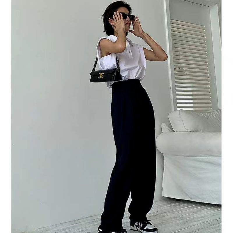 Effortlessly Elegant Pants with a Timeless Design