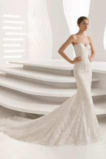 Beautifully Finished Dress in a Timeless Design