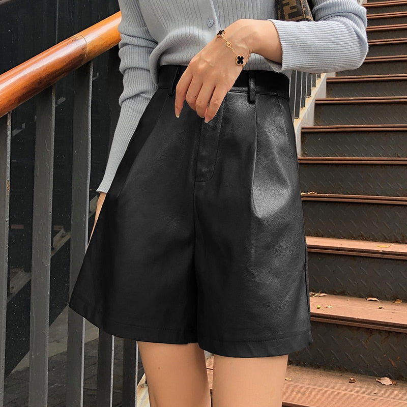Well Tailored Pants with a Graceful Silhouette