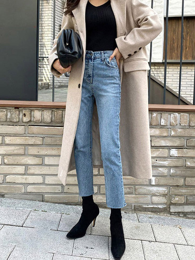 Well Tailored Trousers with a Graceful Silhouette