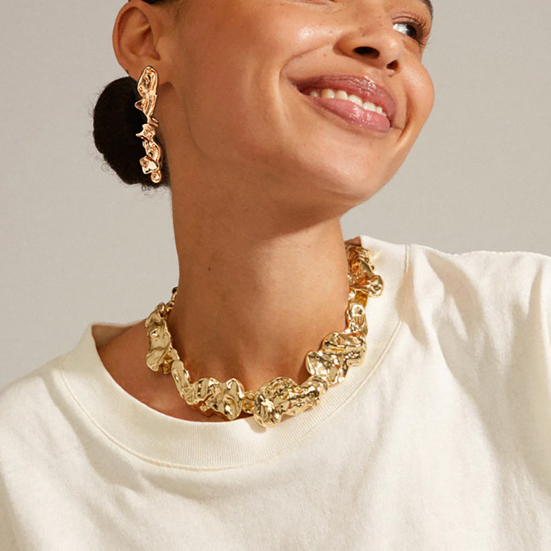 Well Tailored Garment with a Graceful Silhouette