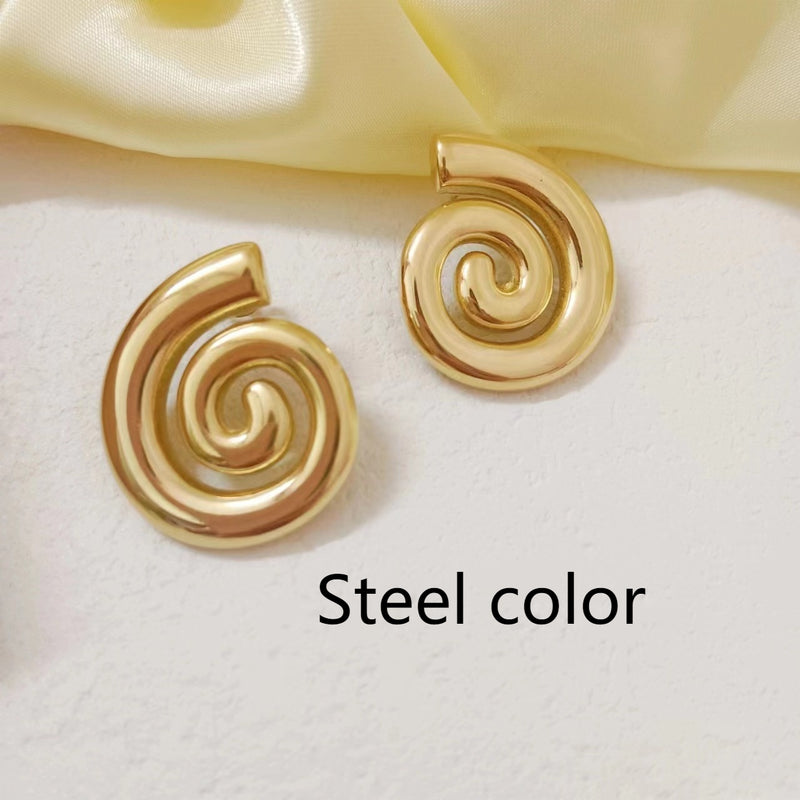 Classic Gold Earring with Timeless Appeal