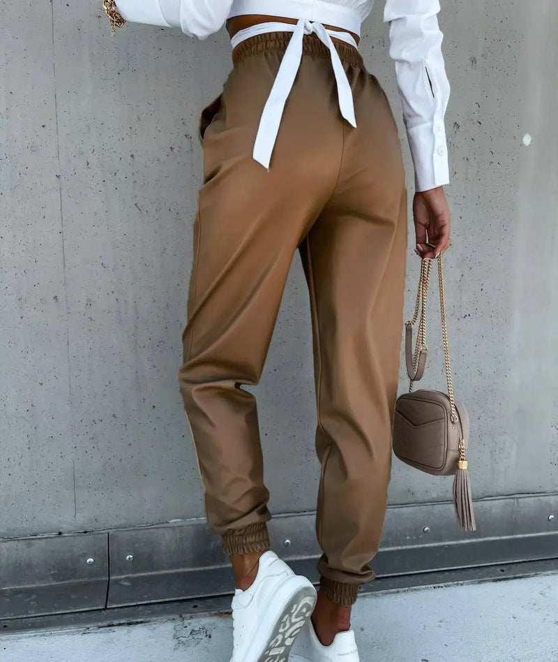 Effortlessly Elegant Trousers with a Timeless Design