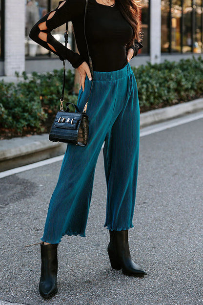 Effortlessly Elegant Pants with a Timeless Design