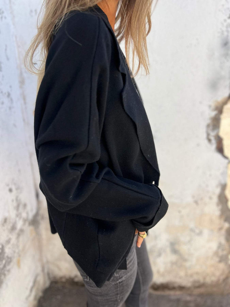 Effortlessly Elegant Jacket with a Timeless Design