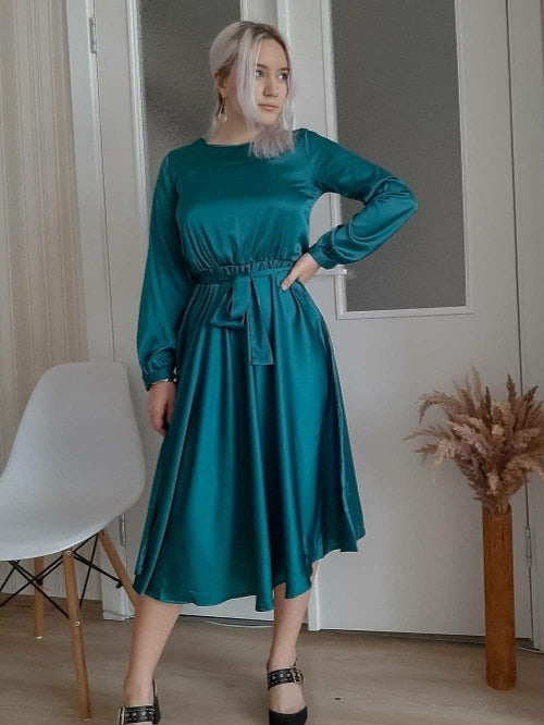 Beautifully Finished Dress in a Timeless Design