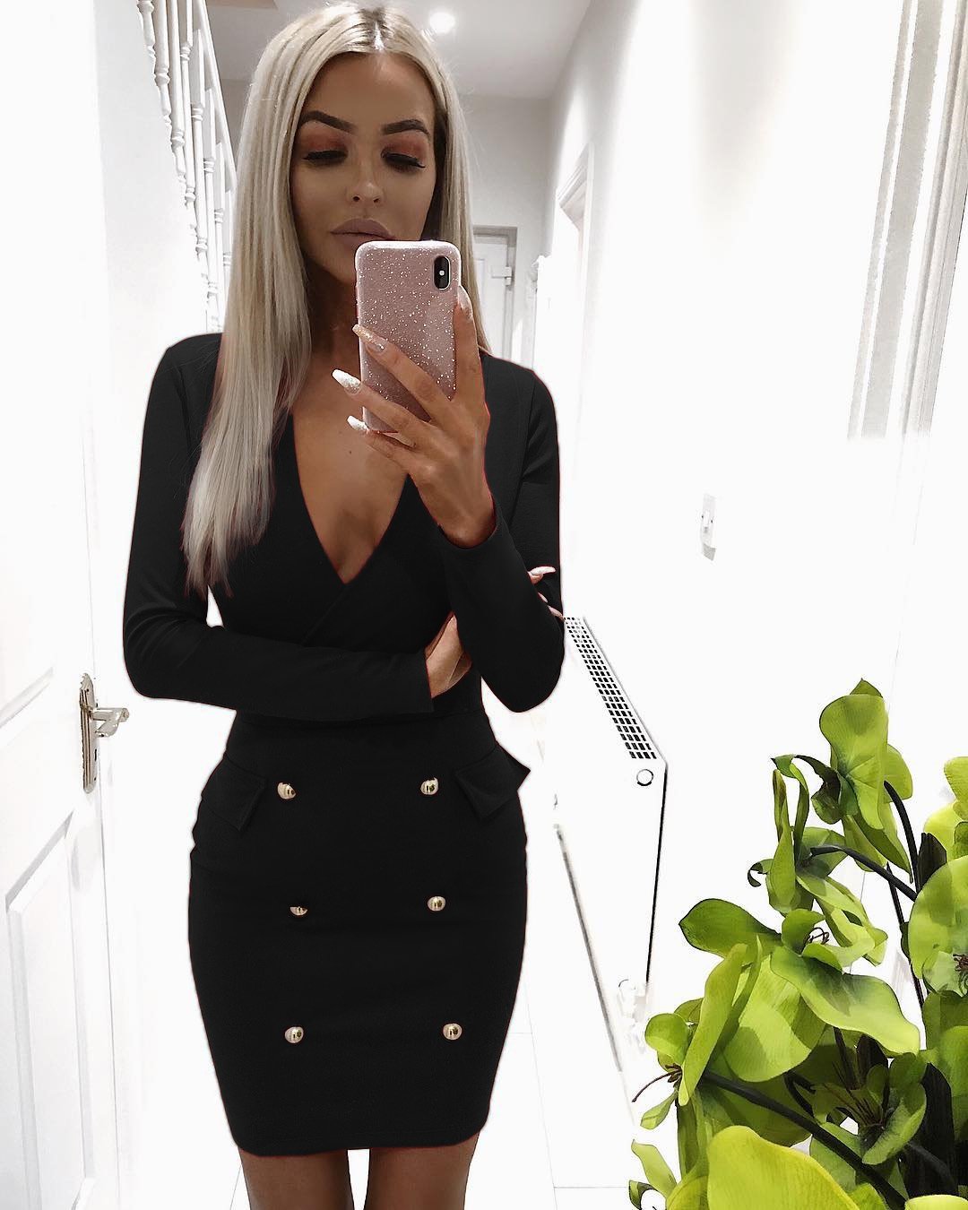 Effortlessly Elegant Dress with a Timeless Design