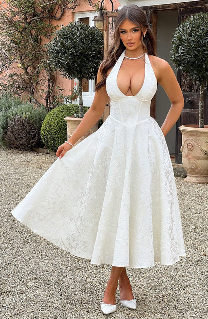 Well Tailored Dress with a Graceful Silhouette