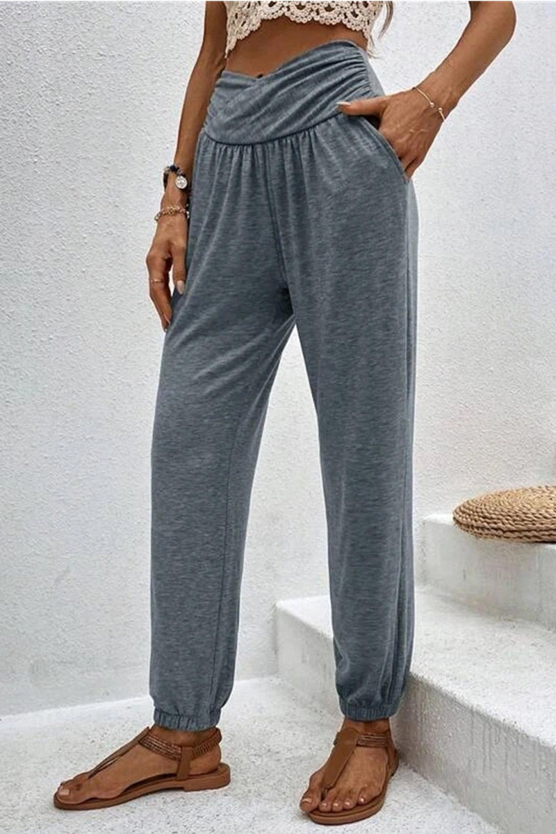 Effortlessly Elegant Pants with a Timeless Design
