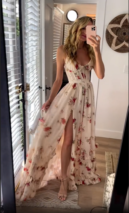 Beautifully Finished Dress in a Timeless Design