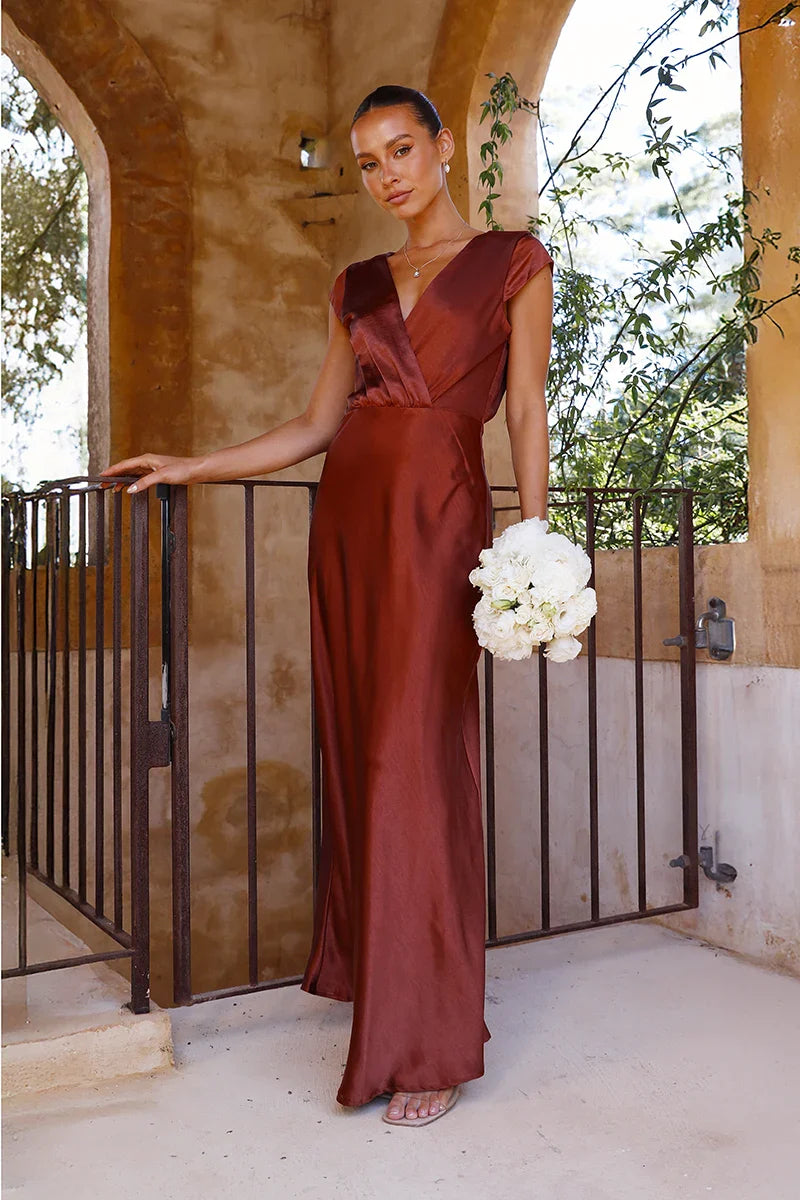 Beautifully Finished Dress in a Timeless Design