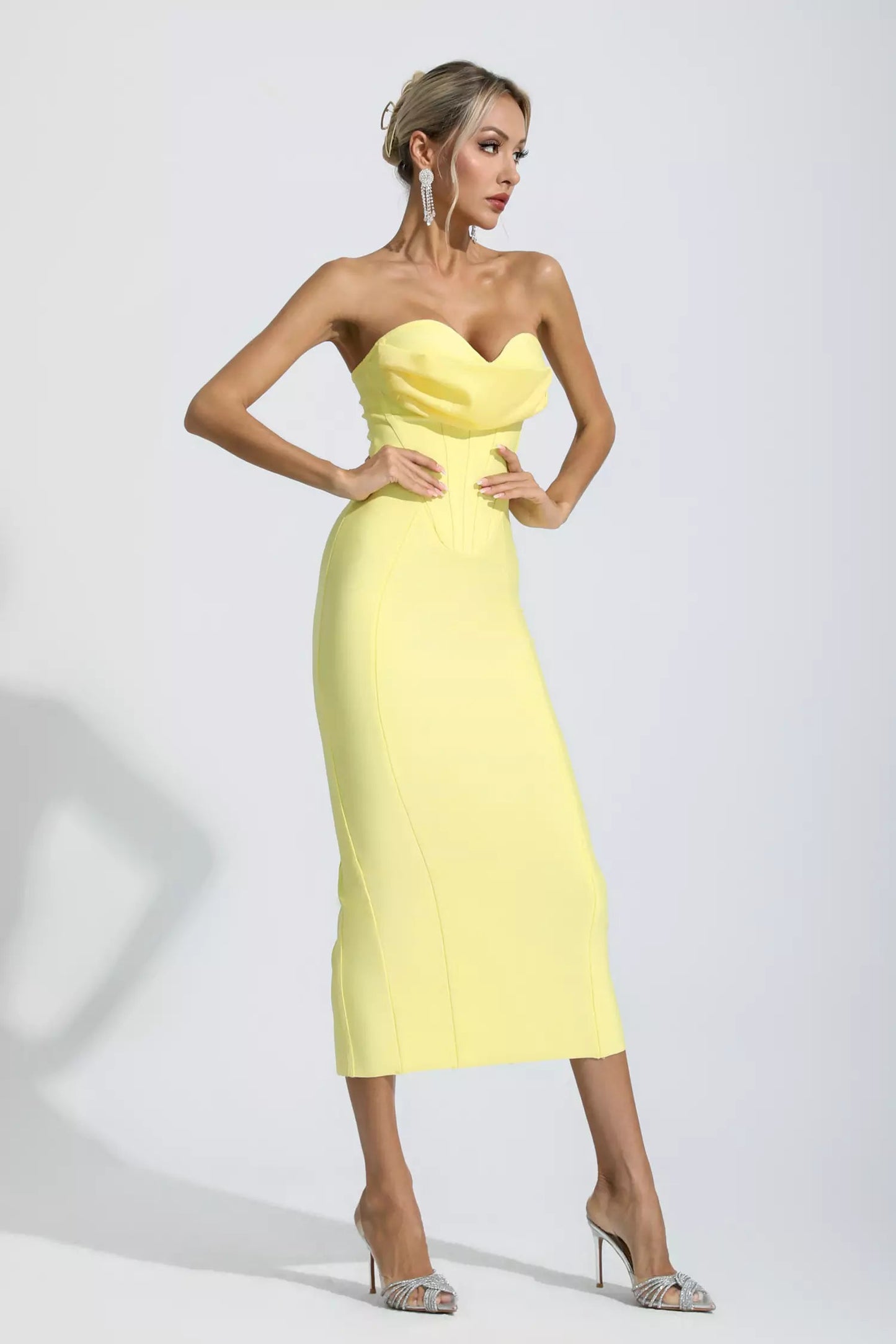 Effortlessly Elegant Dress with a Timeless Design