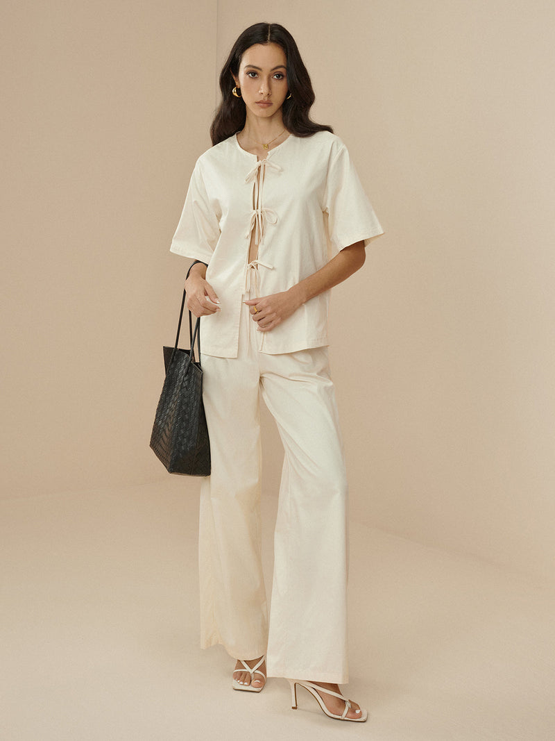 Effortlessly Elegant Pants with a Timeless Design