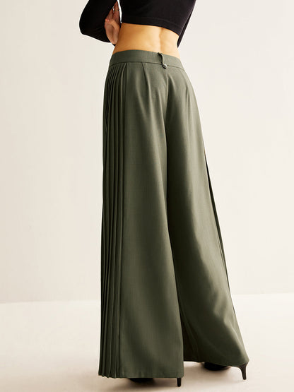 Effortlessly Elegant Pants with a Timeless Design