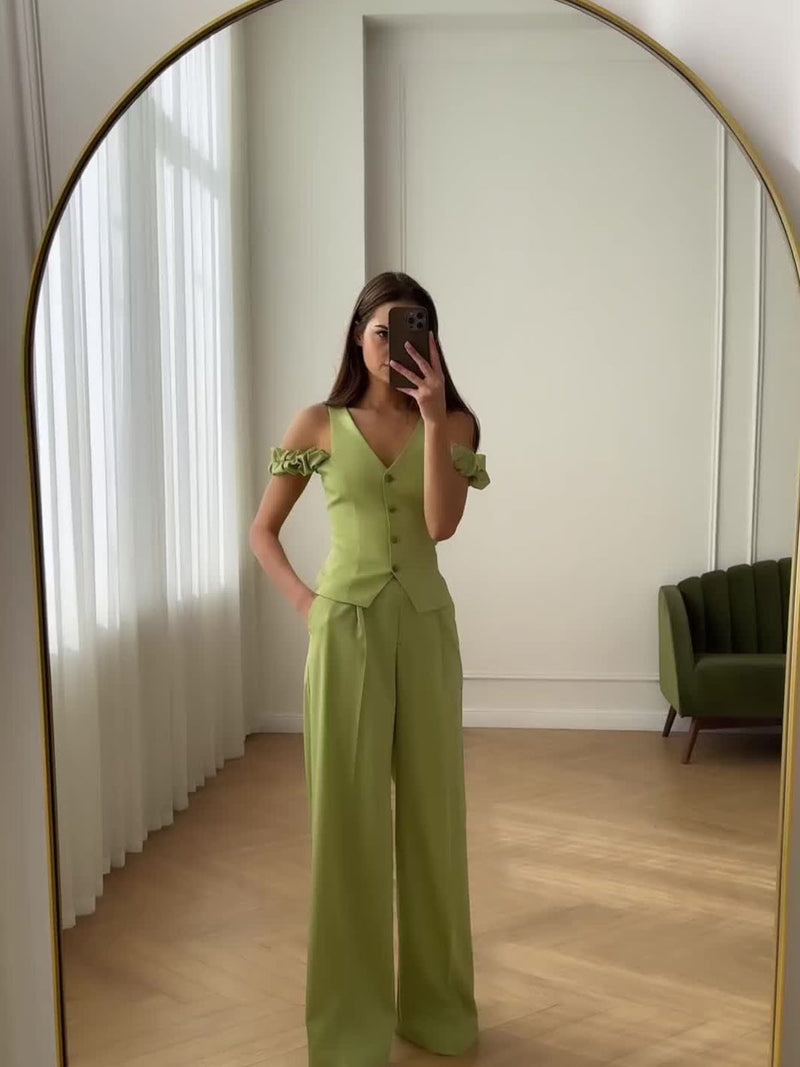 Beautifully Finished Pants in a Timeless Design