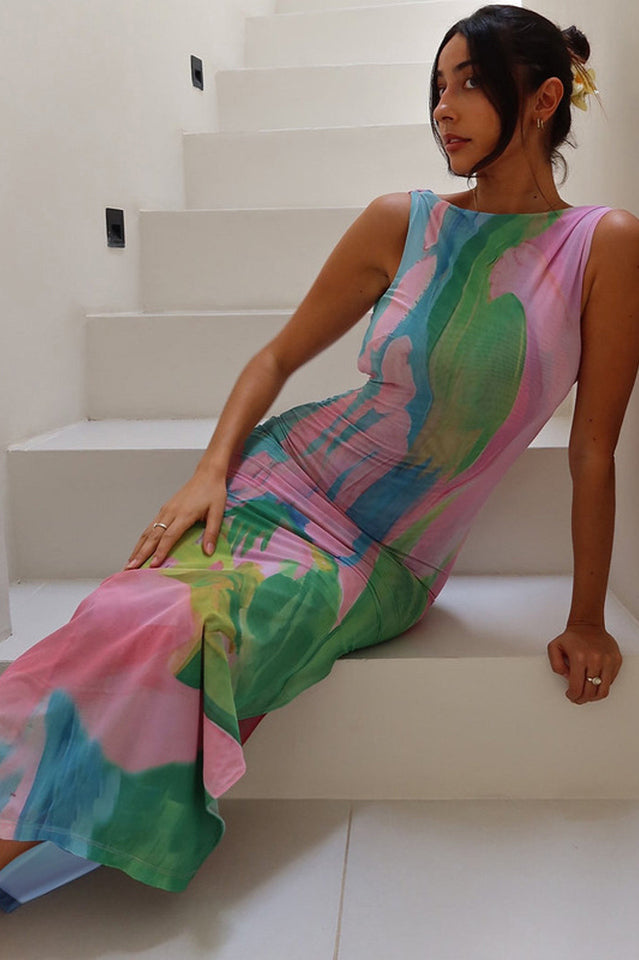 Well Tailored Dress with a Graceful Silhouette